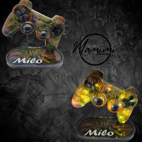 Bunt gestalteter Spielcontroller auf einem gehobenen Sockel.