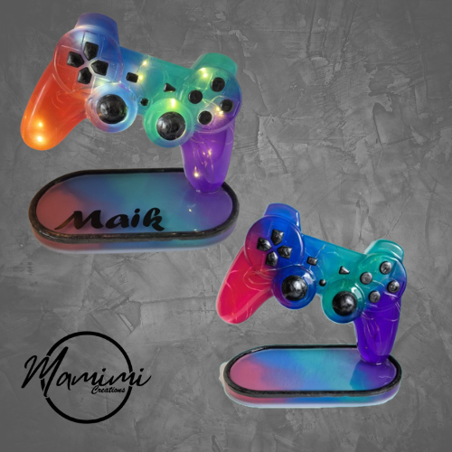 Bunt gestalteter Spielcontroller auf einem gehobenen Sockel.